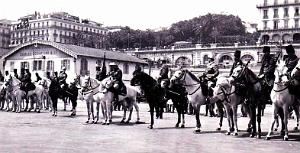 1251- Alger - Troupe en attente de rendre les Honneurs au General Georges - 1929-2
